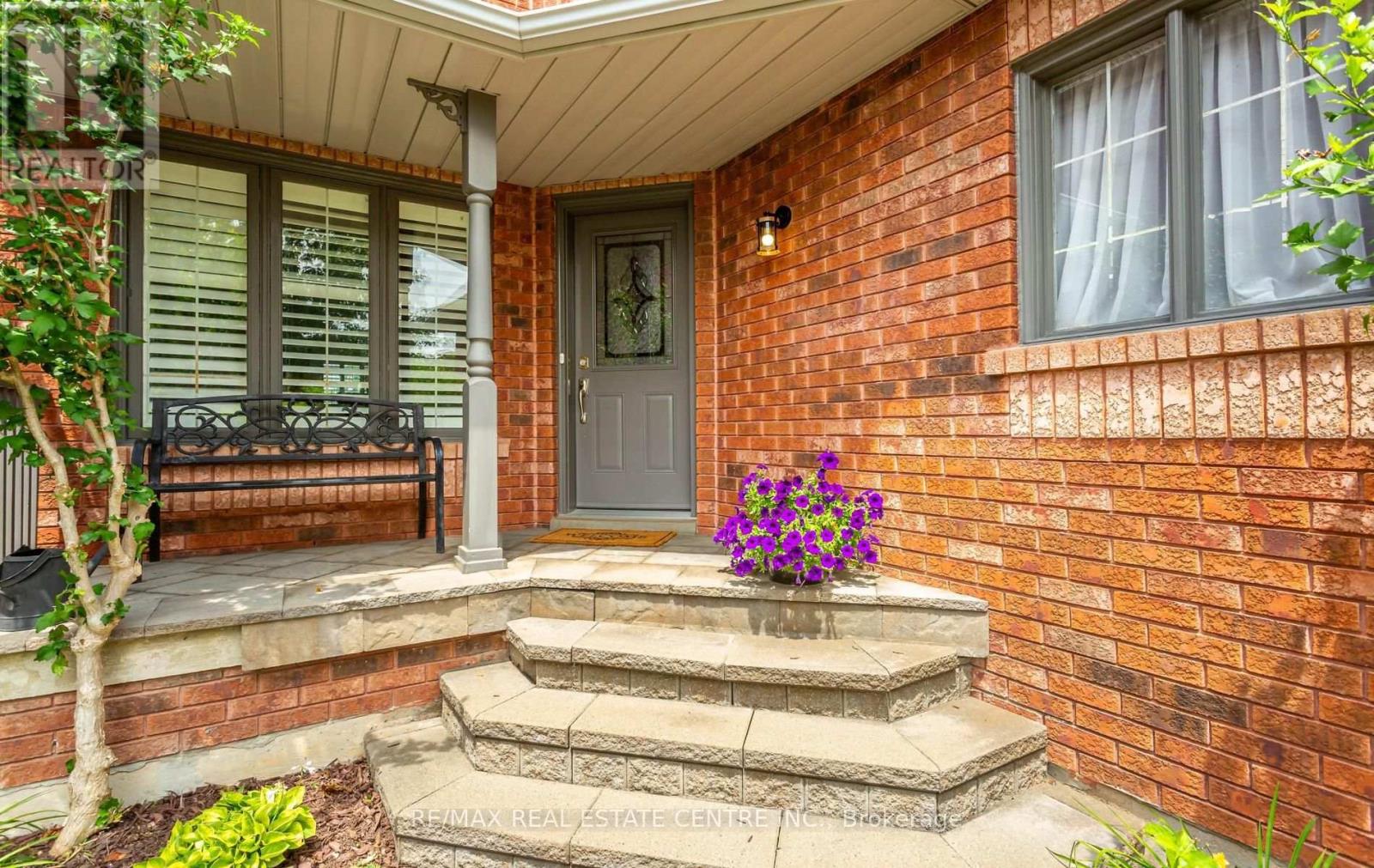 40 Hepburn Crescent N, Halton Hills (Georgetown), Ontario  L7G 5P8 - Photo 3 - W13801674