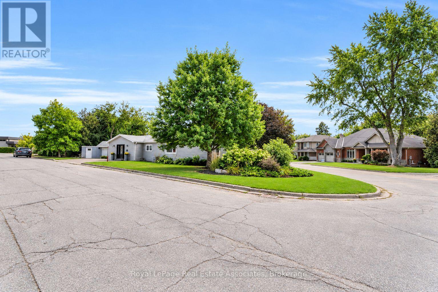 11 Churchill Crescent, Halton Hills (Georgetown), Ontario  L7G 2M8 - Photo 1 - W13802276