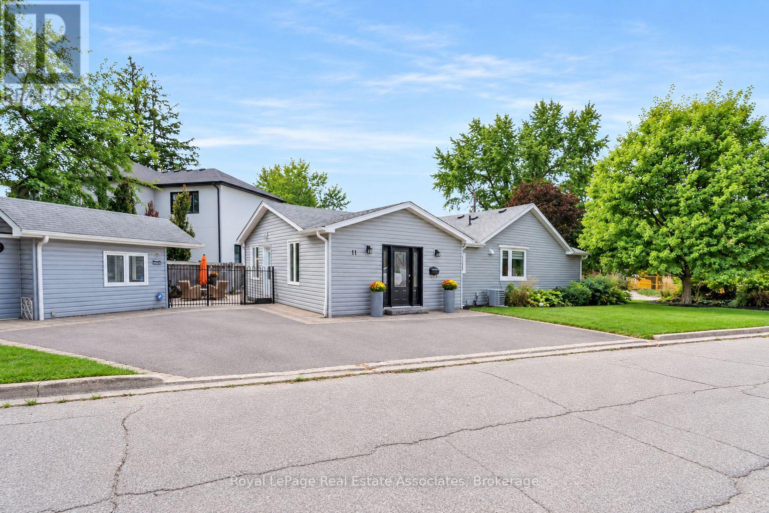11 Churchill Crescent, Halton Hills (Georgetown), Ontario  L7G 2M8 - Photo 2 - W13802276