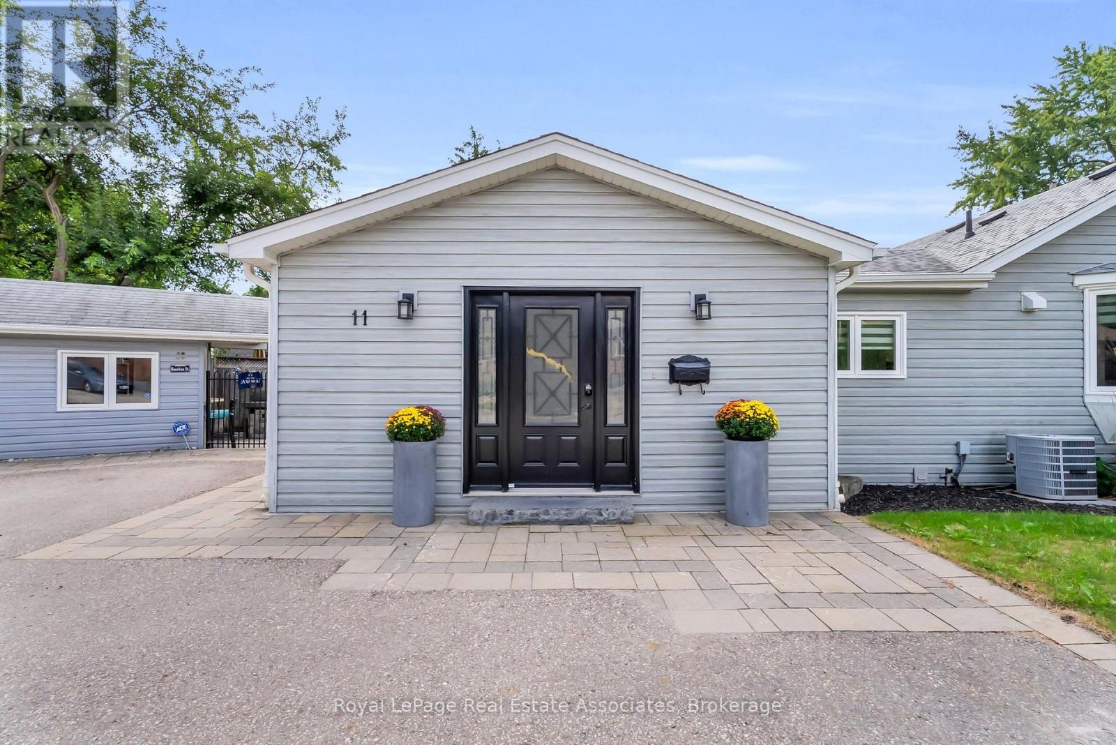 11 Churchill Crescent, Halton Hills (Georgetown), Ontario  L7G 2M8 - Photo 4 - W13802276