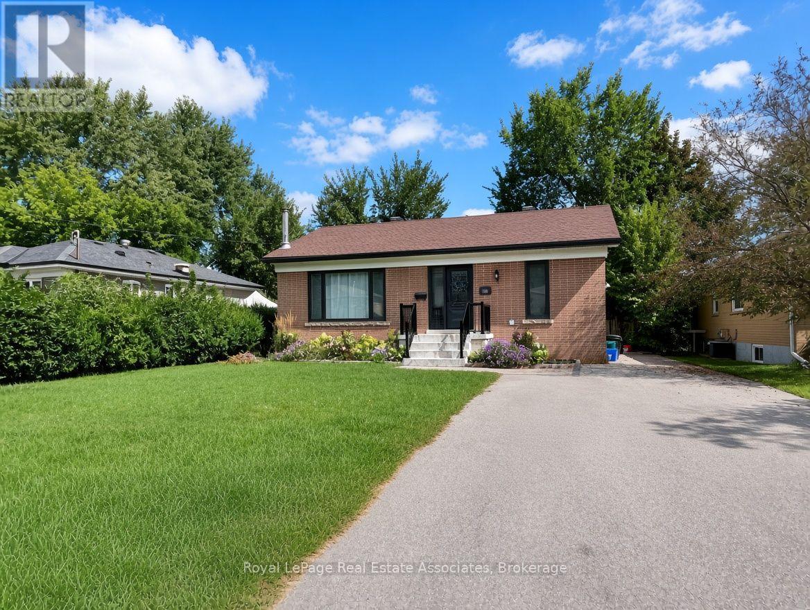 10 Elizabeth Street, Halton Hills (Georgetown), Ontario  L7G 3K2 - Photo 1 - W13802616