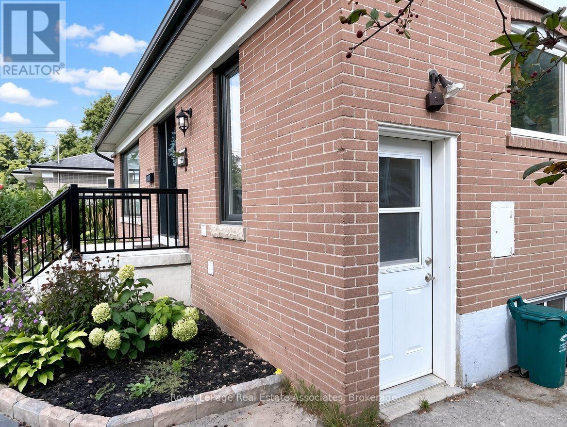 10 Elizabeth Street, Halton Hills (Georgetown), Ontario  L7G 3K2 - Photo 2 - W13802616