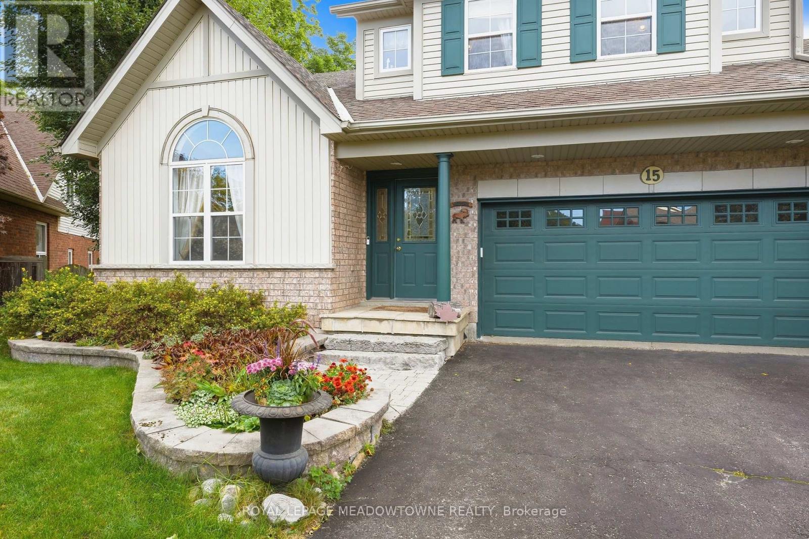 15 Costigan Court, Halton Hills (Georgetown), Ontario  L7G 6J1 - Photo 2 - W13822786