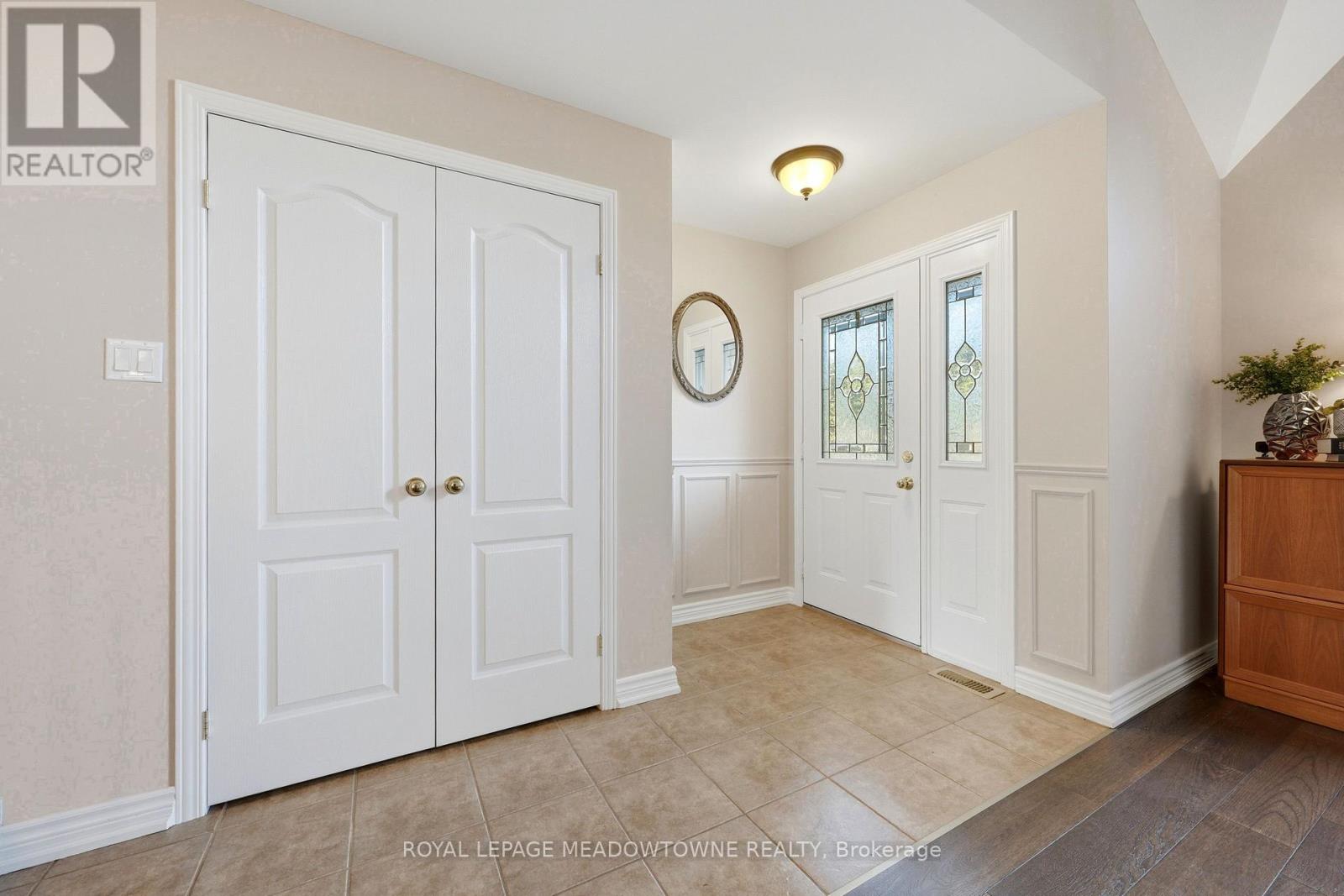 15 Costigan Court, Halton Hills (Georgetown), Ontario  L7G 6J1 - Photo 3 - W13822786