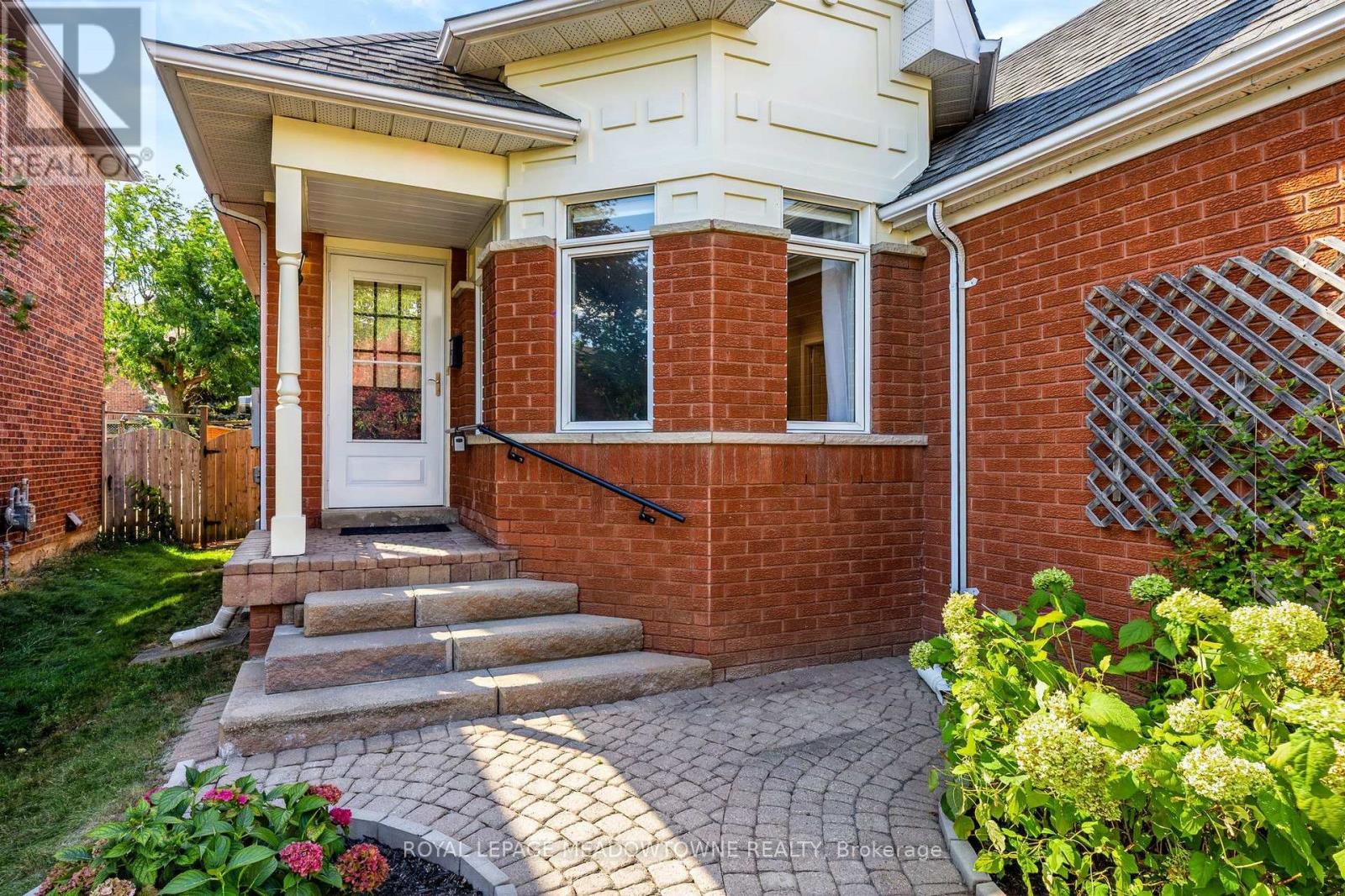 16 Harrop Avenue, Halton Hills (Georgetown), Ontario  L7G 5R2 - Photo 4 - W13824726