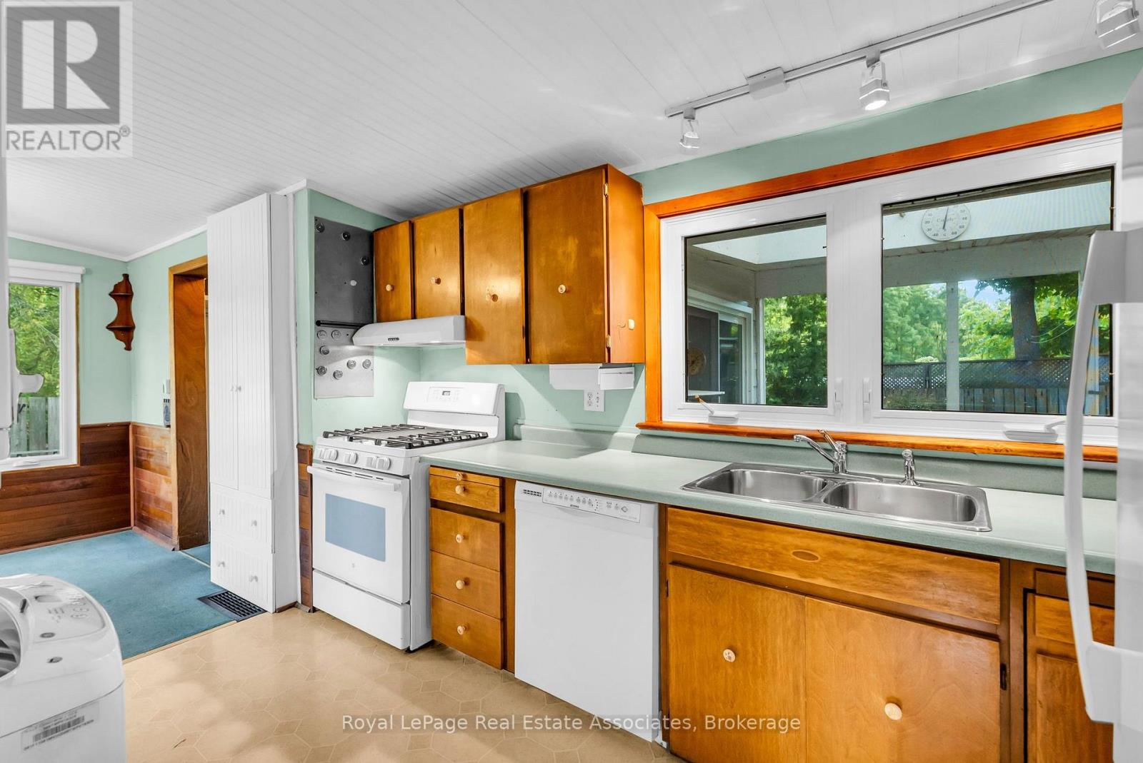 20 Adamson Street N, Halton Hills (Rural Halton Hills), Ontario  L0P 0A2 - Photo 14 - W13827938