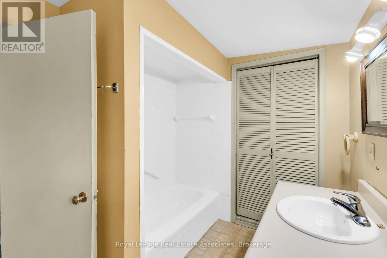 20 Adamson Street N, Halton Hills (Rural Halton Hills), Ontario  L0P 0A2 - Photo 24 - W13827938