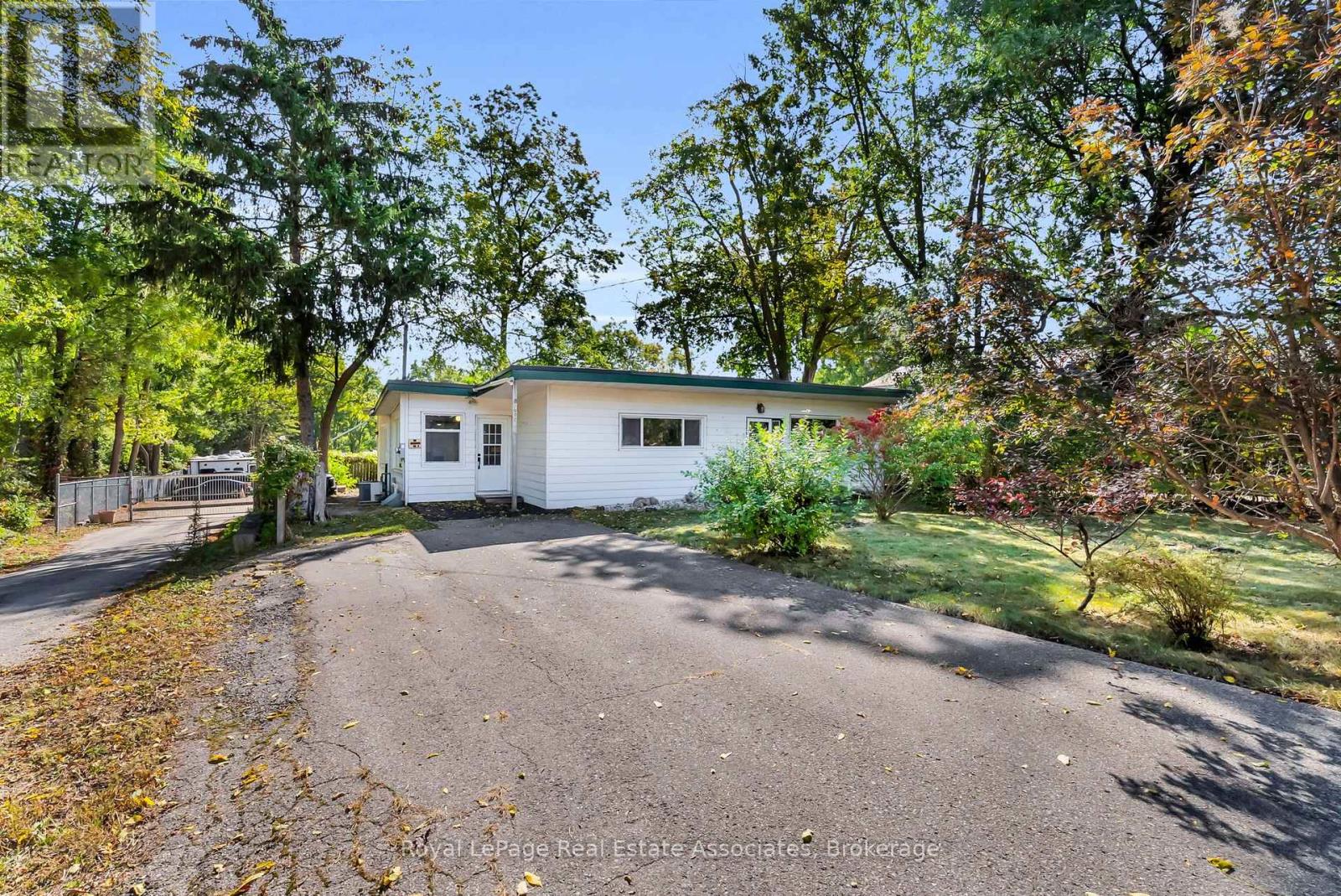 20 Adamson Street N, Halton Hills (Rural Halton Hills), Ontario  L0P 0A2 - Photo 5 - W13827938