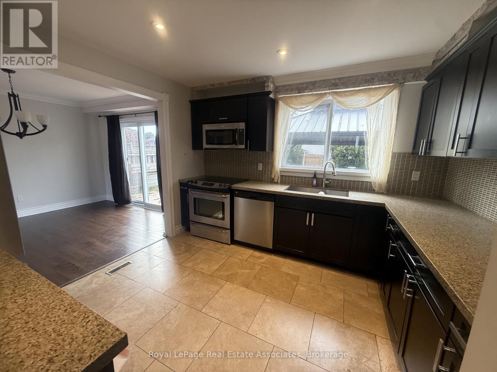 18 Fagan Drive, Halton Hills (Georgetown), Ontario  L7G 4P3 - Photo 4 - W13842004