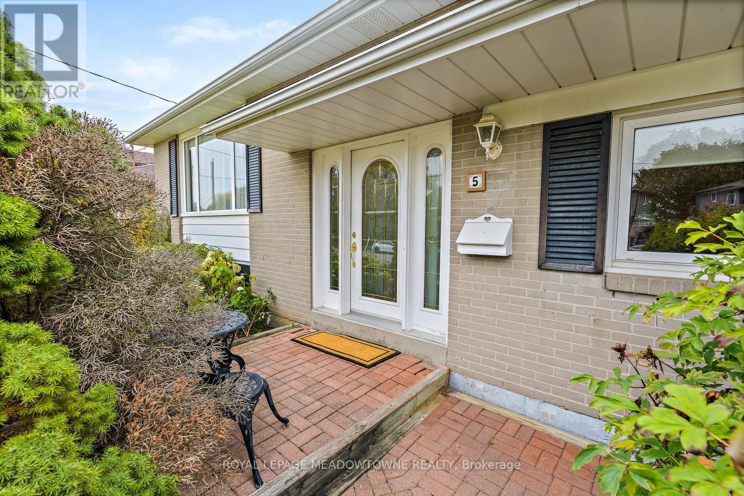5 Lucinda Place, Halton Hills (Georgetown), Ontario  L7G 1J8 - Photo 4 - W13847394