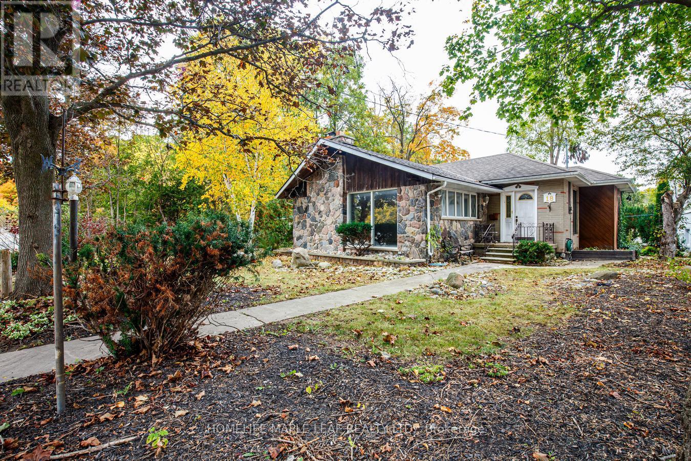 18 Adamson Street S, Halton Hills (Rural Halton Hills), Ontario  L0P 1K0 - Photo 1 - W13855888