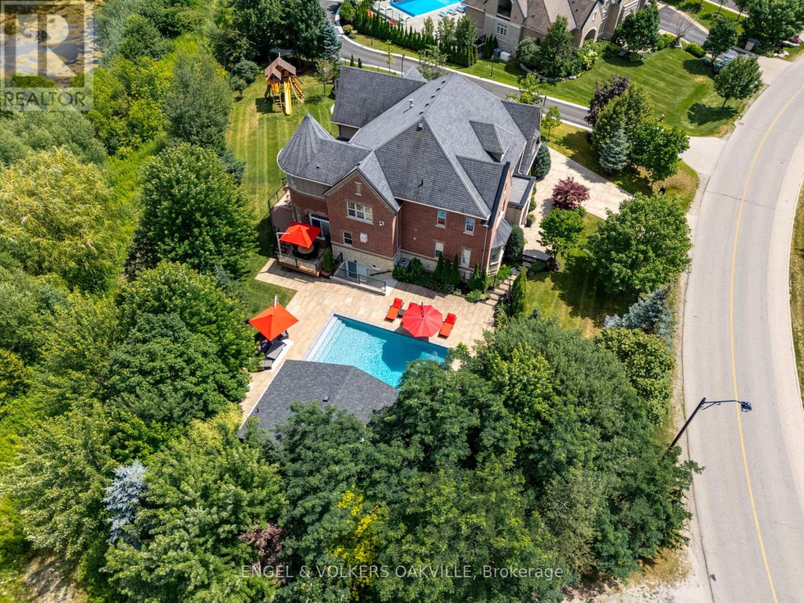 33 Barraclough Boulevard, Halton Hills (Glen Williams), Ontario  L7G 0E8 - Photo 2 - W13855954