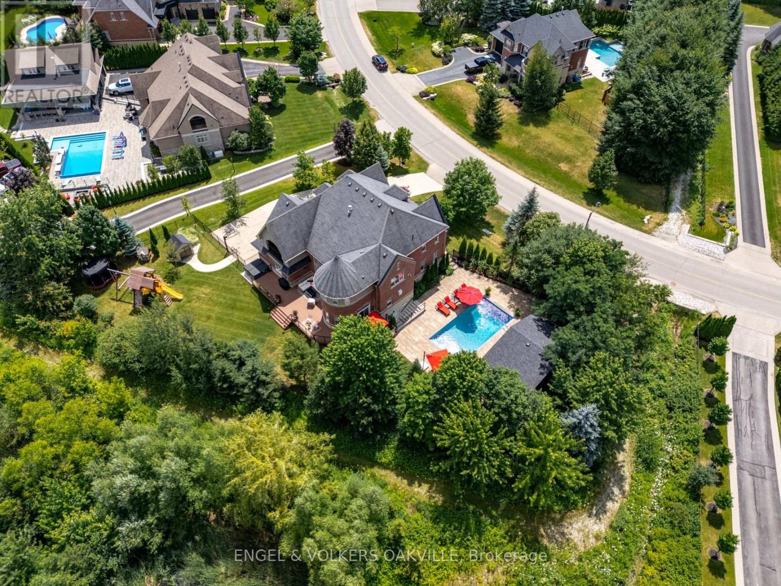 33 Barraclough Boulevard, Halton Hills (Glen Williams), Ontario  L7G 0E8 - Photo 3 - W13855954