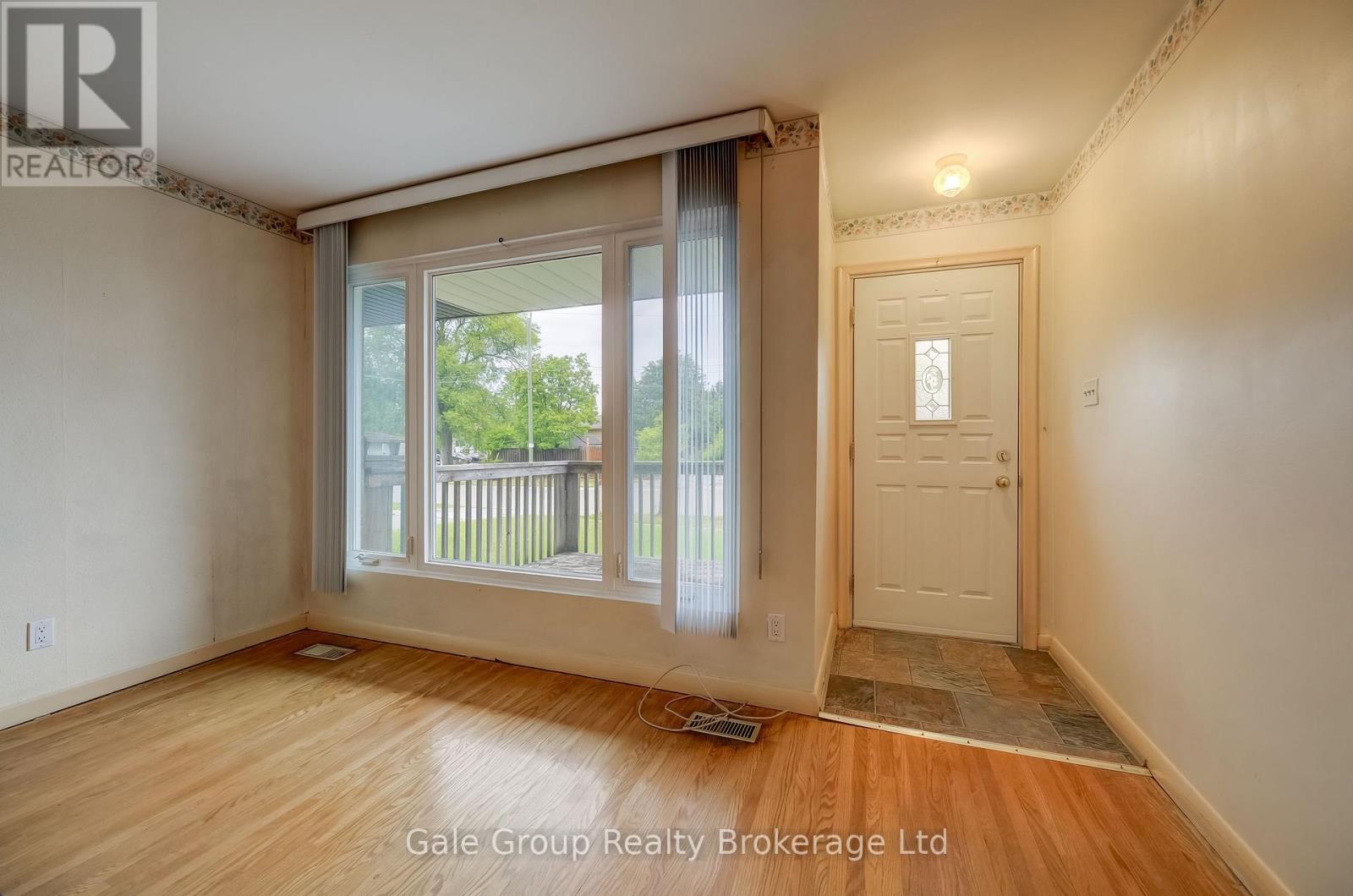 6 Langstone Crescent, Halton Hills (Georgetown), Ontario  L7G 4N3 - Photo 3 - W13859504