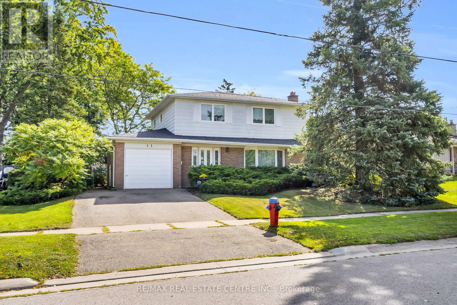 11 Dawson Crescent, Halton Hills (Georgetown), Ontario  L7G 1H3 - Photo 1 - W14033744