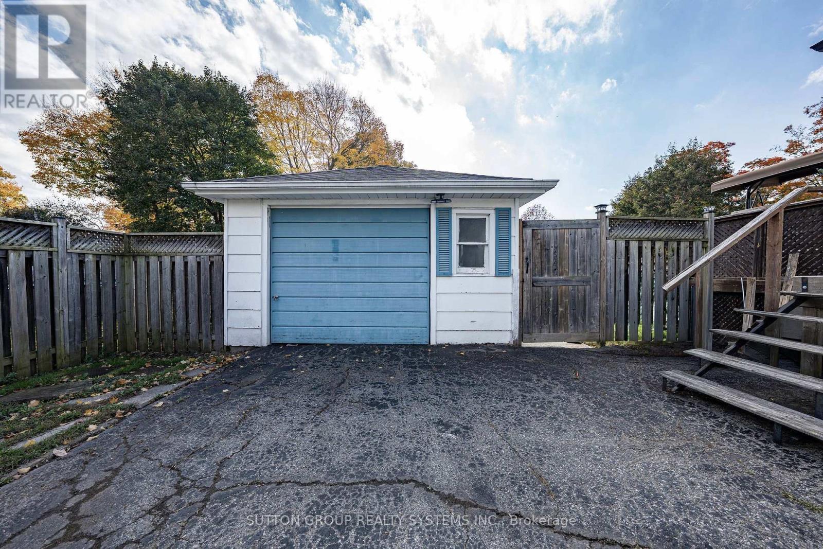 22 Arletta Street, Halton Hills (Georgetown), Ontario  L7G 3J3 - Photo 3 - W14084380