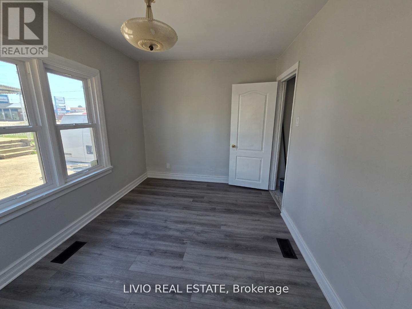 323 Queen Street E, Halton Hills (Ac Acton), Ontario  L7J 1R1 - Photo 3 - W14111996