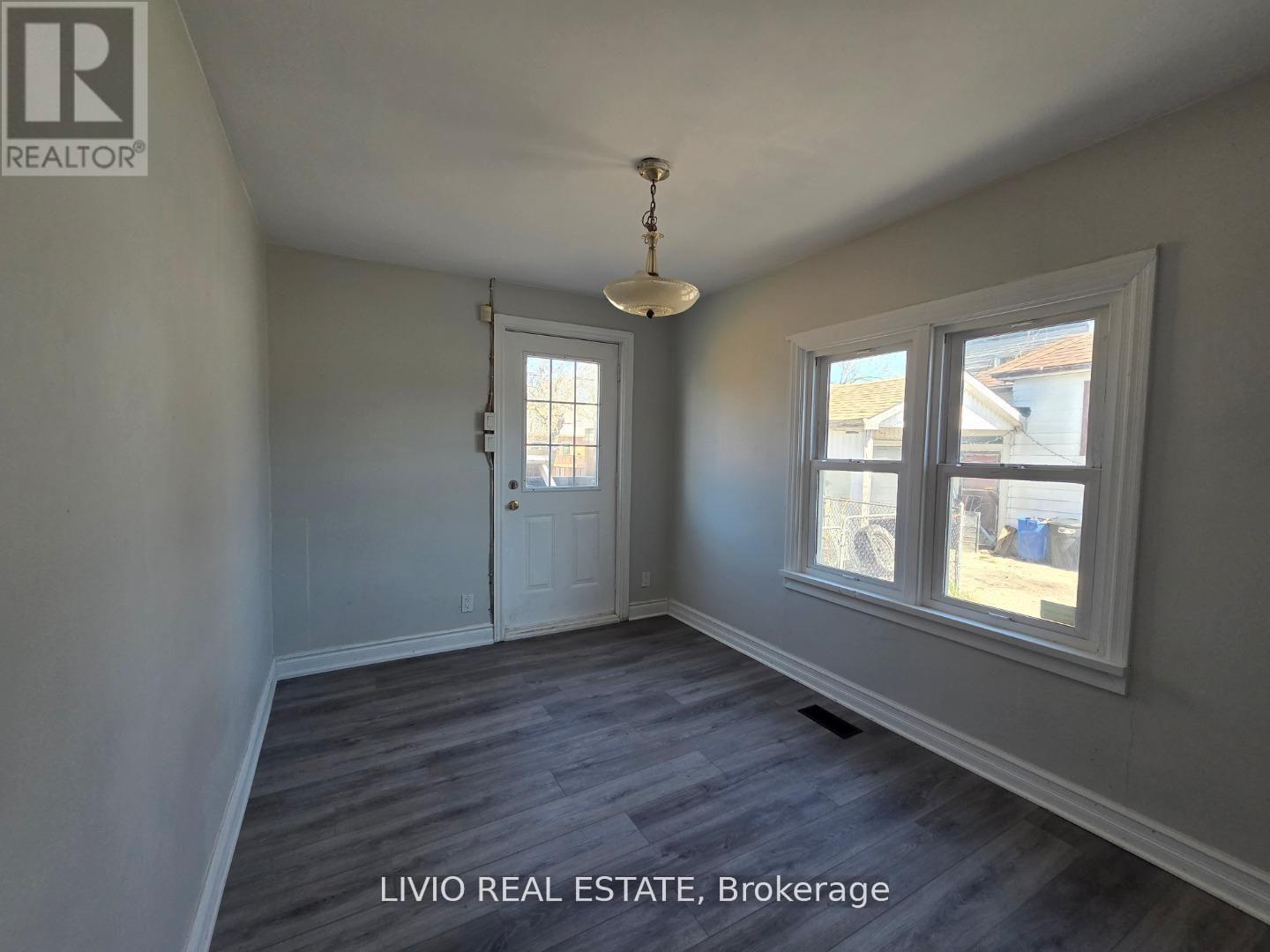 323 Queen Street E, Halton Hills (Ac Acton), Ontario  L7J 1R1 - Photo 4 - W14111996