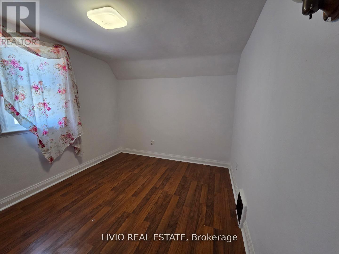 323 Queen Street E, Halton Hills (Ac Acton), Ontario  L7J 1R1 - Photo 8 - W14111996