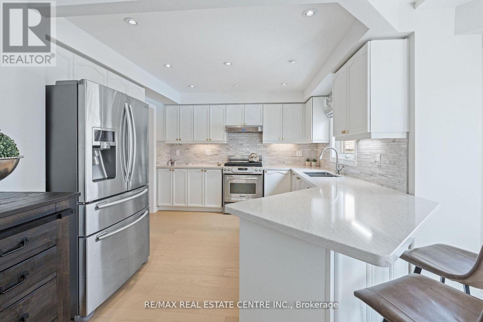 20 Nixon Crescent, Halton Hills (Georgetown), Ontario  L7G 5K2 - Photo 3 - W14121378